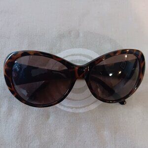 GUESS WOMEN'S SIXTIES-STYLE OVAL-RIMMED STYLISH TORTOISE SUNGLASSES & RED CASE